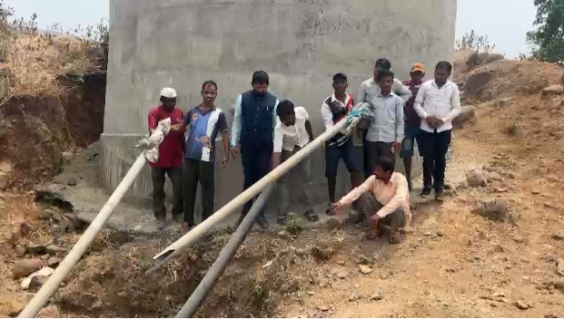 नासिक मे भीषण जल संकट नासिक के ईगतपुरी मे बूंद बूंद पानी को तरसते लोग नासिक से संदीप द्विवेदी की रिपोर्ट