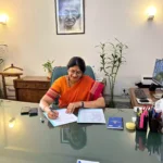 भारतीय सूचना सेवा की वरिष्ठ अधिकारी शेफाली बी. शरण ने सोमवार को प्रेस इन्फॉर्मेशन ब्यूरो (पीआईबी) के प्रधान महानिदेशक का पदभार संभाल लिया। 1990 बैच की अधिकारी हैं शेफाली बी. शरण शेफाली शरण 1990 बैच की अधिकारी हैं। अब शेफाली शरण प्रेस इन्फॉर्मेशन ब्यूरो (पीआईबी) के प्रधान महानिदेशक यानी प्रिंसिपल डायरेक्टर जनरल (पीडीजी) का पदभार संभालेंगी। इन मंत्रालयों में प्रेस सूचना ब्यूरो अधिकारी के बतौर कर चुकी हैं काम तीन दशक से अधिक के शानदार करियर के दौरान शेफाली बी. शरण ने वित्त मंत्रालय, स्वास्थ्य और परिवार कल्याण मंत्रालय, सूचना और प्रसारण मंत्रालय जैसे मंत्रालयों के लिए प्रेस सूचना ब्यूरो अधिकारी के रूप में मीडिया प्रचार कार्यभार संभाला है। उन्होंने भारत के चुनाव आयोग के प्रवक्ता के रूप में भी काम किया है। पीआईबी के बारे में… उल्लेखनीय है कि पत्र सूचना कार्यालय (पीआईबी) भारत सरकार की एक नोडल एजेंसी है, जो सरकारी नीतियों, कार्यक्रमों, पहलों एवं उपलब्धियों पर प्रिंट एवं इलेक्ट्रॉनिक मीडिया को जानकारी प्रचारित करने का काम करता है। यह सरकार एवं मीडिया के बीच एक इंटरफेस के रूप में कार्य करता है, साथ ही यह मीडिया में दिखने वाली लोगों की प्रतिक्रिया पर सरकार को प्रतिक्रिया (फीडबैक) प्रदान करने का भी कार्य करता है। पीआईबी संचार के विभिन्न माध्यमों जैसे प्रेस विज्ञप्ति, प्रेस नोट, एक्सप्लेनर, फैक्टशीट, फीचर लेख, फोटोग्राफ, वीडियो, इन्फोग्राफिक्स एवं सोशल मीडिया प्लेटफॉर्मों के माध्यम से भी जानकारियों का प्रसार करता है। इसमें सूचनाओं को देश के विभिन्न हिस्सों में लगभग 8,400 समाचार पत्रों एवं मीडिया संगठनों तक पहुंचने के लिए अंग्रेजी, हिंदी एवं उर्दू भाषा में जारी की जाती है और बाद में अन्य भारतीय भाषाओं में इसका अनुवाद किया जाता है। इसके अतिरिक्त, पीआईबी सरकार की महत्वपूर्ण नीतिगत पहलों के बारे में मीडियाकर्मियों को अवगत कराने एवं जानकारी प्रदान करने के लिए प्रेस सम्मेलनों, प्रेस ब्रीफिंग, मंत्रियों/सचिवों एवं अन्य वरिष्ठ अधिकारियों के साक्षात्कार का भी आयोजन करता है। पीआईबी चयनित परियोजना स्थलों पर प्रेस टूर का भी आयोजन करता है जिससे देश के मीडिया को देश में चल रही विकास गतिविधियों का प्रत्यक्ष लेखा-जोखा मिल सके और जिससे वह सरकार की महत्वपूर्ण नीतियों को जनता तक पहुंचाने में उनकी मदद कर सके। पीआईबी का इतिहास प्रेस सूचना ब्यूरो के इतिहास को प्रथम विश्व युद्ध के वर्षों से देखा जा सकता है, जब ब्रिटिश सरकार के गृह सदस्य के अंतर्गत एक केंद्रीय प्रचार बोर्ड स्थापित किया गया। बाद में, भारत पर एक वार्षिक रिपोर्ट तैयार करने और ब्रिटिश संसद में प्रस्तुत करने के लिए जून 1919 में, डॉ. एल.एफ. रशब्रुक विलियम्स के नेतृत्व में गृह विभाग में एक सेल की स्थापना की गई। 1920 के अंत में, इस सेल का नाम बदलकर ‘केंद्रीय सूचना ब्यूरो’ कर दिया गया और डॉ. एल.एफ. रशब्रुक विलियम्स इसके निदेशक बने। वर्ष 1938 में ब्यूरो प्रमुख का पदनाम निदेशक से प्रधान सूचना अधिकारी कर दिया गया।वर्ष 1941 में, जे. नटराजन प्रधान सूचना अधिकारी नियुक्त होने वाले पहले भारतीय बने और 1946 में इस संगठन का नाम बदलकर प्रेस सूचना ब्यूरो रख दिया गया।