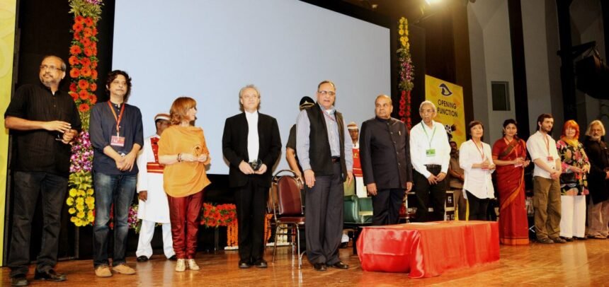 18वें मुम्बई अंतरराष्ट्रीय फ़िल्म महोत्सव का समापन बड़े ही शानदार ढंग से हुआ। इस महोत्सव में 12,000 से ज़्यादा डेलीगेट्स ने हिस्सा लिया और यहां पर कुल 314 फिल्मों को प्रदर्शित किया गया। फिल्म महोत्सव के के दौरान डेलिगेट्स ने अपनी भागीदारी दिखाते हुए विभिन्न तरह की स्क्रीनिंग, परिचर्चाओं व मास्टरक्लास में भाग लेकर इसे सफल बनाया। इस महोत्सव के माध्यम से मुंबई समेत दिल्ली, कोलकाता, चेन्नई और पुणे जैसे शहरों में कुल 59 देशों की फिल्मों को प्रदर्शित किया गया। फिल्म महोत्सव के समापन के खास मौके पर फेस्टिवल डायरेक्टर और (एनएफडीसी) के मैनेजिंग डायरेक्टर पृथुल कुमार ने इस साल लोगों की ओर से मुम्बई अंतरराष्ट्रीय फ़िल्म महोत्सव को मिले भारी प्रोत्साहन पर अपनी ख़ुशी जताई। उन्होंने कहा, “इतनी भारी तादाद में लोगों की हिस्सेदारी से यह बात साफ़ हो जाती है कि डॉक्यूमेंट्री, शॉर्ट फ़िल्मों और एनिमेशन फिल्मों में लोगों की रुचि तेज़ी से बढ़ रही है। एमआईएफएफ की सफलता का श्रेय कार्यक्रम के आयोजन की पुख़्ता व्यवस्था और भविष्य में आयोजित किये जाने वाले संस्करणों के लिए नये मापदंडों को स्थापित करने की कोशिशों को भी दिया जाना चाहिए।” फिल्म महोत्सव में जानी-मानी हस्तियां हुईं शामिल उल्लेखनीय है कि रिची मेहता, संतोष सिवन, डेनिअला वॉकर, केतन मेहता, तुषार हीरानंदानी, एल्फ़ोन्स रॉय, टी. एस. नागाभरना जैसी कई बड़ी हस्तियों ने इस महोत्सव में शिरकत की और आयोजन की शोभा बढ़ाई। आयोजन के दौरान बढ़िया इंतजाम, चाक-चौबंद सुरक्षा, एक्सेसबिलिटी में आसानी और बारिश से बचाव से पुख़्ता बंदोबस्त के लिए भी 18th MIFF के आयोजन की ख़ूब प्रशंसा हुई। पूरे महोत्सव स्थल पर रैम्प की सटीक व्यवस्था करने से इसमें शिरकत करने वालों के अनुभवों को और भी ख़ुशनुमां बना दिया। फिल्म महोत्सव में पहली बार हुआ डॉक्यू बाजार का आयोजन इस महोत्सव के आयोजन के दौरान पहली बार डॉक्यू बाज़ार के आयोजन की व्यवस्था की गई थी। जहां 108 परियोजनाओं को गतिशील रूप में व्यूइंग रूम में देखा गया, वहीं कुल 63 प्रविष्टियों में से 16 परियोजनाओं को को-प्रोडक्शन के लिए चुना गया। इस साल आयोजित डॉक्यू बाज़ार में 15 निर्माताओं ने डॉक्यूमेंट्री फ़िल्मों, शॉर्ट फ़िल्मों और एनिमेशन फ़िल्मों के निर्माण में रुचि दर्शायी।