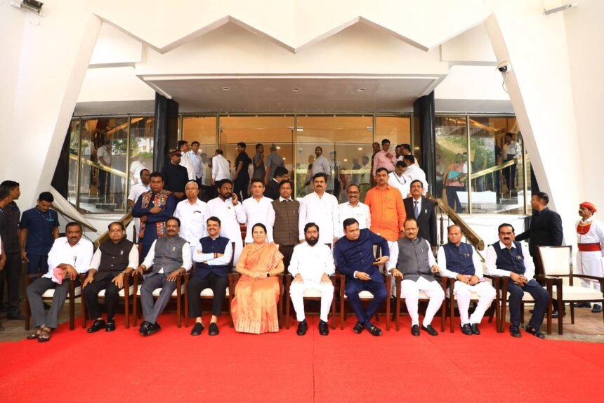 विधान सभा के केंद्रीय भवन में आयोजित समारोह में पांच विधान परिषद सदस्यों को विदाई दी गई।