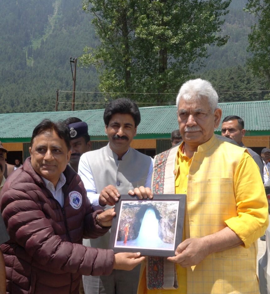 एलजी श्री मनोज सिन्हा ने श्री अमरनाथ जी यात्रा की तैयारियों की समीक्षा के लिए बैठक बुलाई, पहाड़पानी के नुनवान आधार शिविर में सुविधाओं की जांच की।