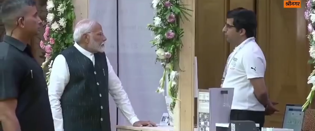 #WATCH | प्रधानमंत्री श्री नरेन्द्र मोदी श्रीनगर, जम्मू और कश्मीर पहुंचे