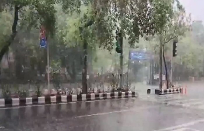 Weather Alert: दिल्ली-एनसीआर के कई इलाकों में तेज बारिश, गर्मी से मिली राहत