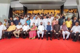 विधान परिषद के 15 सदस्यों के सेवानिवृति के अवसर पर विधान सम्मेलन में उपाध्यक्ष डॉ. नीलम गोऱ्हे और मुख्यमंत्री एकनाथ शिंदे, उपमुख्यमंत्री देवेंद्र फडणवीस सहित सदस्यों ने किया अभिवादन वापसी के सदस्यों को बधाई भी दी।