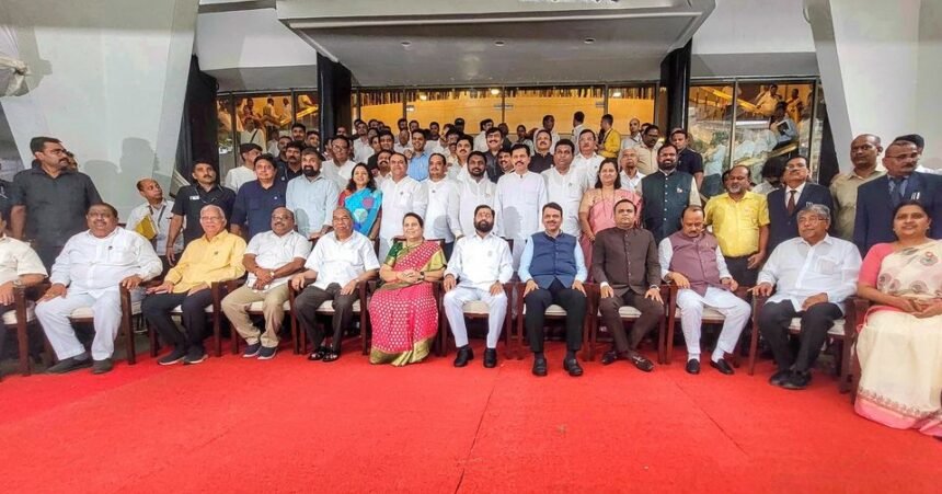 विधान परिषद के 15 सदस्यों के सेवानिवृति के अवसर पर विधान सम्मेलन में उपाध्यक्ष डॉ. नीलम गोऱ्हे और मुख्यमंत्री एकनाथ शिंदे, उपमुख्यमंत्री देवेंद्र फडणवीस सहित सदस्यों ने किया अभिवादन वापसी के सदस्यों को बधाई भी दी।