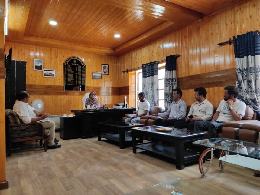 प्रेस विज्ञप्ति लेह, 24 जुलाई, 2024: उप मंडल मजिस्ट्रेट, (एसडीएम) खलत्से, कनीज़ फातिमा ने 24 जुलाई को उप मंडल खलत्से में आपदा प्रबंधन और शमन की तैयारियों के संबंध में बैठक की।