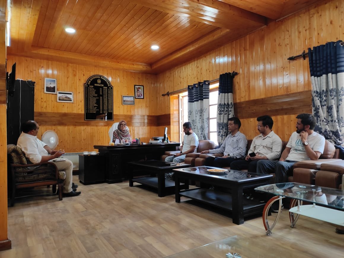 प्रेस विज्ञप्ति लेह, 24 जुलाई, 2024: उप मंडल मजिस्ट्रेट, (एसडीएम) खलत्से, कनीज़ फातिमा ने 24 जुलाई को उप मंडल खलत्से में आपदा प्रबंधन और शमन की तैयारियों के संबंध में बैठक की।