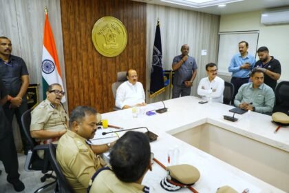 भारी बारिश के मद्देनजर उपमुख्यमंत्री अजित पवार ने पुणे शहर पुलिस मुख्यालय में नियंत्रण कक्ष का दौरा किया और शहर के बाढ़ प्रभावित क्षेत्रों की जानकारी दी।