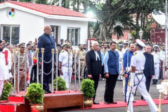 महाराष्ट्र के नवनियुक्त राज्यपाल सी. पी. राजभवन के दरबार हॉल में एक समारोह में मुंबई उच्च न्यायालय के मुख्य न्यायाधीश देवेन्द्र कुमार उपाध्याय द्वारा राधाकृष्णन को राज्यपाल के रूप में शपथ ली गई।