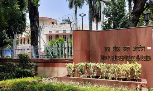 संघ लोक सेवा आयोग (यूपीएससी) ने शु्क्रवार को एक बयान में कहा कि आयोग ने सिविल सेवा परीक्षा-2022 की अनंतिम रूप से अनुशंसित उम्मीदवार पूजा मनोरमा दिलीप खेडकर के खराब आचरण की विस्तृत और गहन जांच की है। इस जांच से पता चला है कि उन्होंने अपना नाम, अपने पिता और माता का नाम, अपनी तस्वीर/हस्ताक्षर, अपनी ईमेल आईडी, मोबाइल नंबर और पता बदलकर अपनी फर्जी पहचान बनाकर परीक्षा नियमों के तहत प्रदत्त सीमा से अधिक प्रयास किए। बयान में यूपीएससी ने कहा कि आयोग ने पुलिस अधिकारियों के पास एफआईआर दर्ज करके आपराधिक अभियोजन सहित उनके खिलाफ विभिन्न तरह की कार्रवाई शुरू कर दी है। सिविल सेवा परीक्षा-2022 के नियमों के अनुसार, आयोग (UPSC) ने कारण बताओ नोटिस जारी कर पूजा खेडकर से जवाब मांगा है। बयान में यह स्पष्ट रूप से कहा गया है कि अपने संवैधानिक दायित्वों को पूरा करने में, यूपीएससी अपने संवैधानिक जनादेश का कड़ाई से पालन करता है, और बिना किसी समझौते के सभी परीक्षाओं सहित अपनी सभी प्रक्रियाओं का संचालन करता है। यूपीएससी ने नियमों के अत्यंत निष्पक्षता और सख्त पालन के साथ अपनी सभी परीक्षा प्रक्रियाओं की पवित्रता और अखंडता सुनिश्चित की है। यूपीएससी ने जनता, विशेषकर उम्मीदवारों से बहुत उच्च स्तर का विश्वास और विश्वसनीयता अर्जित की है। आयोग यह सुनिश्चित करने के लिए स्पष्ट रूप से प्रतिबद्ध है कि विश्वास और विश्वसनीयता का ऐसा उच्च स्तर बरकरार रहे और उसमें कोई समझौता न हो।