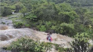 महाराष्ट्र के पुणे मे लोनावला के झरने मे एक ही परिवार के 5 लोग बह गये 4 की मौत