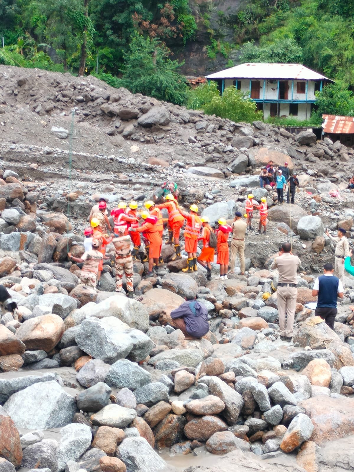 हिमाचल प्रदेश के शिमला, मंडी, कुल्लू में बादल फटने से 3 की मौत, 52 लापता