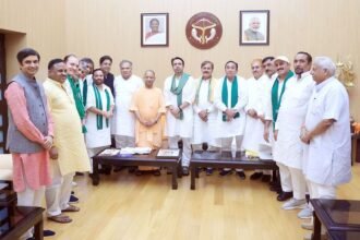 आज लखनऊ स्थित सरकारी आवास पर माननीय केंद्रीय राज्यमंत्री (स्वतंत्र प्रभार) तथा Rashtriya Lok Dal-राष्‍ट्रीय लोक दल के राष्ट्रीय अध्यक्ष श्री जयंत चौधरी जी और उनके साथ आए माननीय जनप्रतिनिधिगण से शिष्टाचार भेंट हुई।