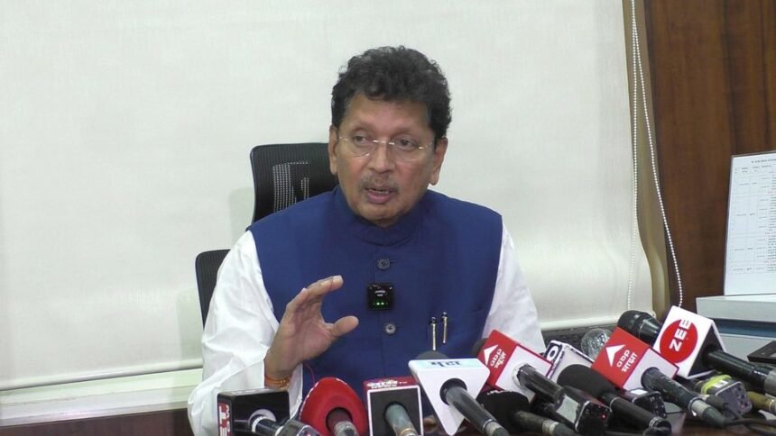 बदलापुर के आदर्श विद्यामंदिर में हुई दुखद घटना के मद्देनजर स्कूल शिक्षा विभाग द्वारा नियुक्त समिति की प्राथमिक रिपोर्ट सरकार को प्रस्तुत की गई है।