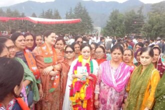 बीजेपी के विधानसभा प्रत्याशी, किश्तवाड़ की सुश्री शगुन परिहार, शहीद श्री अजीत परिहार की पुत्री और शहीद बीजेपी वरिष्ठ नेता श्री अनिल परिहार की भतीजी, ने नामांकन पत्र दाखिल करते समय एक विशाल समर्थन रैली का स्वागत किया।