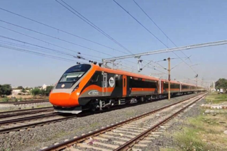 अहमदाबाद-मुंबई के बीच 130 किलोमीटर प्रति घंटे की रफ्तार से दौड़ी वंदे भारत ट्रेन, नई वंदे भारत ट्रेन का रंग केसरिया