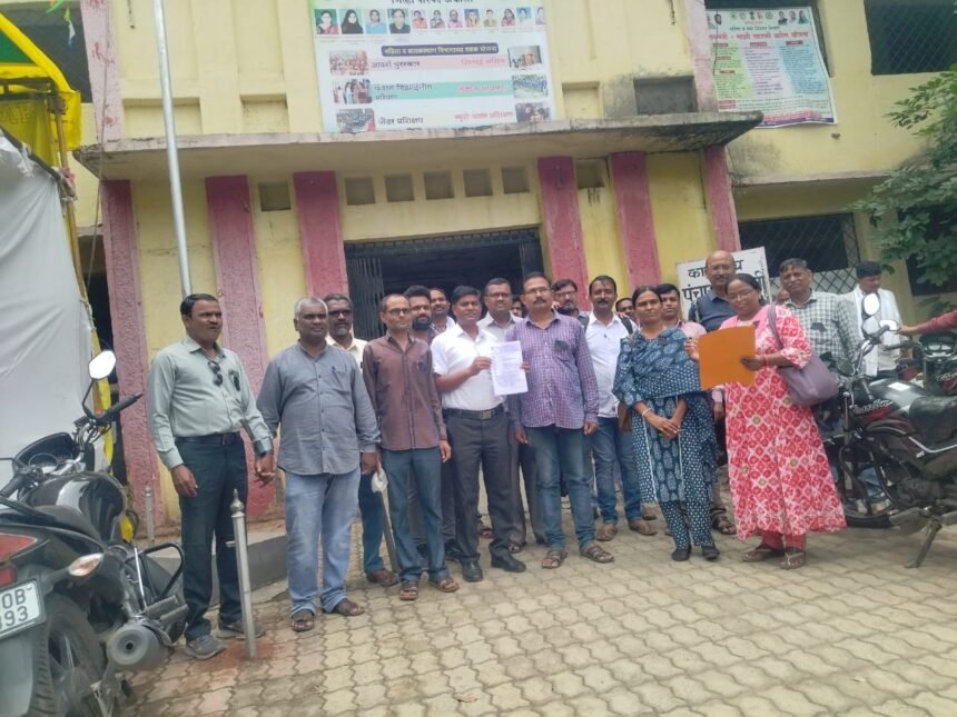 काळया फिती लावून ग्रामसेवकांचे असहकार आंदोलन सुरू...!