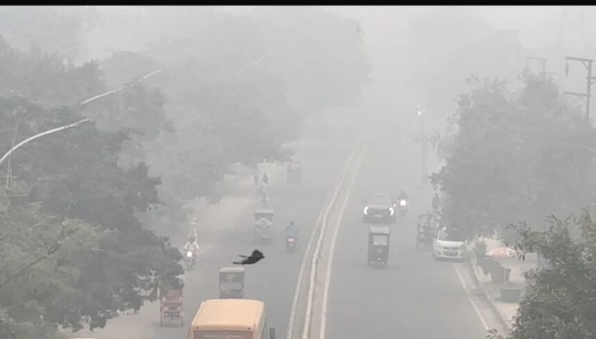 कोहरे की चादर में लिपटा दिल्ली-एनसीआर, तापमान में भी आई गिरावट