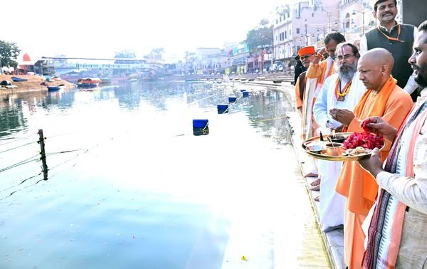 पतित पावनी माँ मंदाकिनी गंगा के तट पर स्थित रामघाट आरती स्थल पर आज आयोजित कार्यक्रम में सम्मिलित हुआ।