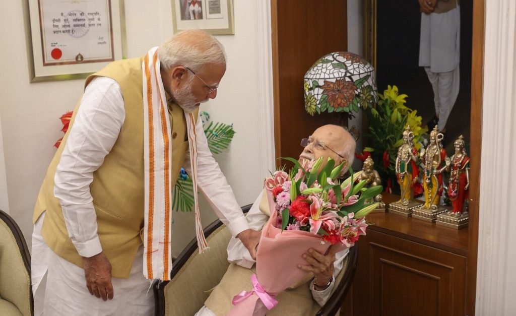 प्रधानमंत्री मोदी ने लालकृष्ण आडवाणी को उनके जन्मदिन की शुभकामनाएं दीं, मुलाकात करने उनके आवास पर पहुंचे