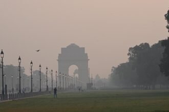 दिल्ली का AQI ‘बहुत खराब’ श्रेणी में बरकरार, 21 सूत्रीय विंटर एक्शन प्लान की समीक्षा बैठक आज