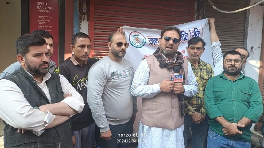 Rampur/ पान दरीबा किला गेट से जमा मस्जिद तक सड़क बनाने को लेकर जनसेवा समिति की तरफ से चलाया गया हस्ताक्षर अभियान