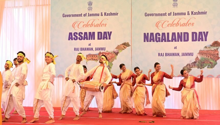 राजभवन में नागालैंड के राज्य स्थापना दिवस समारोह में रानी गाइदिनल्यू को श्रद्धांजलि अर्पित की। साथ ही, असम के लोगों को उनके राज्य स्थापना दिवस, जो कल है, की शुभकामनाएं दीं।