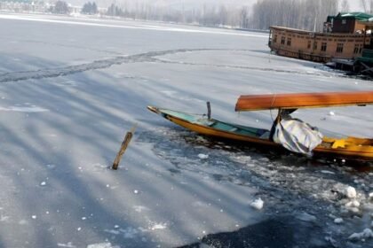 कश्मीर में भीषण शीतलहर, तापमान में गिरावट से जमीं पानी की आपूर्ति लाइनें