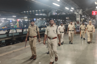 लोकमान्य तिलक टर्मिनस पर आरपीएफ द्वारा एंटी सेबोटेज , नव वर्ष के खुशनुमा माहौल में किसी प्रकार की अनहोनी घटना न हो ,उक्त को ध्यान में रखते हुए यात्री जागरूकता अभियान ।