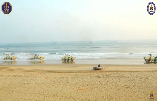 Navy Day: पुरी के ब्लू फ्लैग बीच पर ऑपरेशनल डेमो में नौसेना ने दिखाई समुद्री ताकत, राष्ट्रपति ने परेड का किया निरीक्षण