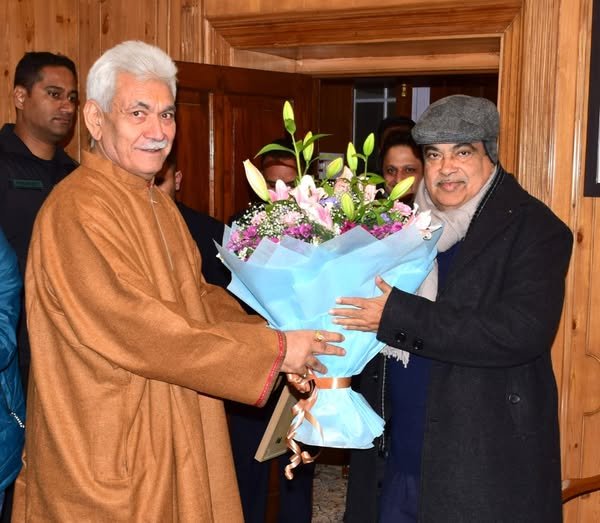 राजभवन, श्रीनगर में माननीय केंद्रीय सड़क परिवहन और राजमार्ग मंत्री, श्री नितिन गडकरी जी से मिलकर खुशी हुई।