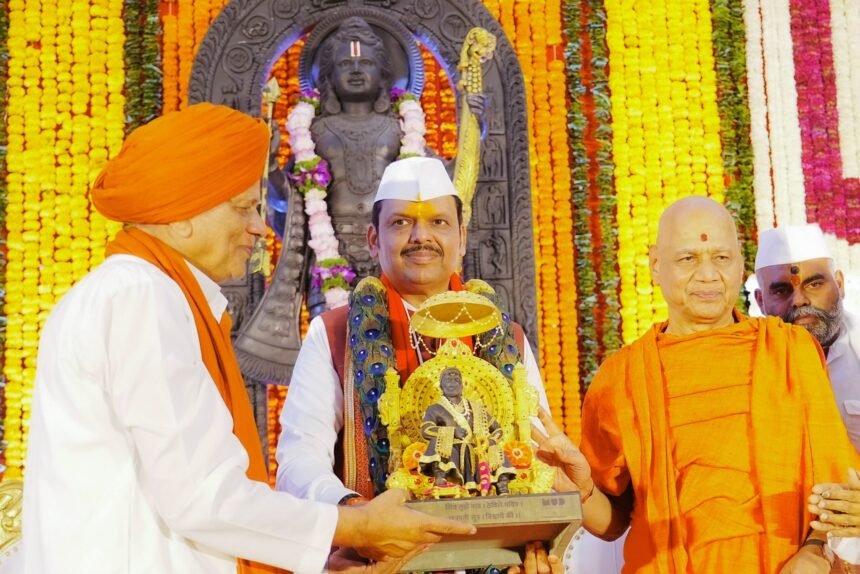 श्रीक्षेत्र #आळंदी येथे वेदश्री तपोवन परिसरात आयोजित करण्यात आलेल्या ‘संत कृतज्ञता संवाद’ कार्यक्रमात उपस्थित राहून मुख्यमंत्री देवेंद्र फडणवीस यांनी संत, धर्माचार्य आणि कीर्तनकारांचे आशीर्वाद घेतले.