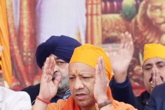 सवा लाख से एक लड़ाऊं, चिड़ियन ते मैं बाज तुड़ाऊं, तबै गुरु गोबिंद सिंह नाम कहाऊं...
