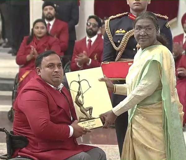 Congratulations to Rakesh Kumar on receiving prestigious Arjuna Award from Hon’ble President Smt. Droupadi Murmu Ji. Rakesh has brought immense pride to J&K and the nation, inspiring young sportspersons with his grit & determination. Wishing him continued success & greater glory.