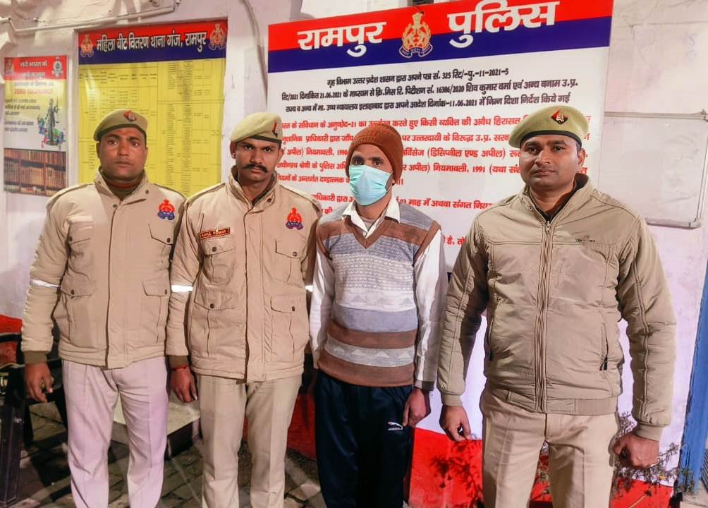 ब्रेकिंग न्यूज़ रामपुर फर्जी डॉक्यूमेंट लगाकर पास कर ली पुलिस भर्ती परीक्षा, आधार कार्ड देखते ही चौंके अधिकारी… तुरंत कर लिया गिरफ्तार