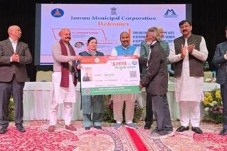 केंद्रीय मंत्री डॉ. वीरेंद्र कुमार ने जम्मू में सफाई कर्मचारियों को पीपीई किट और आयुष्मान कार्ड किए वितरित