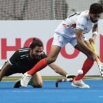 पहलगाम आतंकी हमले के बाद पाकिस्तान हॉकी टीम का एशिया कप दौरा अधर में राजगीर, बिहार | 25 अप्रैल 2025: पहलगाम में हुए आतंकी हमले, जिसमें 26 लोगों की जान गई, के बाद पाकिस्तान पुरुष हॉकी टीम का भारत में होने वाले एशिया कप हॉकी टूर्नामेंट में हिस्सा लेना अब संकट में पड़ गया है। भारत सरकार ने इस हमले के बाद पाकिस्तानी नागरिकों को जारी सभी वीज़ा रद्द कर दिए हैं, जिससे यह स्पष्ट नहीं है कि 27 अगस्त से 7 सितंबर तक बिहार के राजगीर में होने वाले टूर्नामेंट में पाकिस्तान की टीम शामिल हो पाएगी या नहीं। यह जानकारी Telecom Asia Sport की एक रिपोर्ट में सामने आई है। इस टूर्नामेंट में आठ टीमें भाग लेंगी और यह 2026 हॉकी वर्ल्ड कप क्वालिफायर भी है, जो बेल्जियम और नीदरलैंड्स में आयोजित होगा। पाकिस्तान हॉकी महासंघ (PHF) के महासचिव राना मुजाहिद ने कहा, “हमारी हॉकी इंडिया से अच्छे संबंध हैं, लेकिन यह सरकार से सरकार के बीच का मामला है। हम अपनी सरकार से अनुमति लेंगे — अगर मंजूरी मिली, तो जाएंगे, नहीं मिली तो नहीं जाएंगे।” उन्होंने आगे कहा, “भारत ने अगर सभी पाकिस्तानी वीजा रद्द कर दिए हैं, तो हमारी टीम कैसे जा सकती है? यही सच्चाई है। अब हमें अपनी सरकार के निर्णय का इंतजार करना होगा।” भारतीय पक्ष से हॉकी इंडिया के महासचिव भोला नाथ सिंह ने कहा कि वे सरकार से निर्देशों का इंतजार करेंगे। “अभी तक इस विषय में कोई चर्चा नहीं हुई है। हम सरकार से मिलने वाले निर्देशों के अनुसार ही फैसला लेंगे।” पाकिस्तान की हॉकी टीमें पिछले दशक में तीन बार भारत में FIH-स्वीकृत टूर्नामेंट्स में हिस्सा ले चुकी हैं — 2016 जूनियर वर्ल्ड कप (लखनऊ), 2018 सीनियर वर्ल्ड कप (भुवनेश्वर) और 2021 जूनियर वर्ल्ड कप (भुवनेश्वर)। पहलगाम आतंकी हमले के बाद भारत में जनता और कई नेताओं की ओर से पाकिस्तान से सभी प्रकार के संबंध, खेल समेत, समाप्त करने की मांग उठ रही है। ऐसे में पाकिस्तान की हॉकी टीम की भारत यात्रा पर संशय और बढ़ गया है। टैग्स: #AsiaCup2025 #HockeyIndia #PakistanHockeyTeam #PahalgamAttack #IndiaPakistanRelations #SportsDiplomacy #BiharSports #HockeyWorldCup #RajgirHockey #भारतपाकिस्तान #पहलगामहमला #राष्ट्रीयसुरक्षा