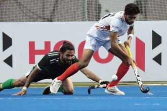 पहलगाम आतंकी हमले के बाद पाकिस्तान हॉकी टीम का एशिया कप दौरा अधर में राजगीर, बिहार | 25 अप्रैल 2025: पहलगाम में हुए आतंकी हमले, जिसमें 26 लोगों की जान गई, के बाद पाकिस्तान पुरुष हॉकी टीम का भारत में होने वाले एशिया कप हॉकी टूर्नामेंट में हिस्सा लेना अब संकट में पड़ गया है। भारत सरकार ने इस हमले के बाद पाकिस्तानी नागरिकों को जारी सभी वीज़ा रद्द कर दिए हैं, जिससे यह स्पष्ट नहीं है कि 27 अगस्त से 7 सितंबर तक बिहार के राजगीर में होने वाले टूर्नामेंट में पाकिस्तान की टीम शामिल हो पाएगी या नहीं। यह जानकारी Telecom Asia Sport की एक रिपोर्ट में सामने आई है। इस टूर्नामेंट में आठ टीमें भाग लेंगी और यह 2026 हॉकी वर्ल्ड कप क्वालिफायर भी है, जो बेल्जियम और नीदरलैंड्स में आयोजित होगा। पाकिस्तान हॉकी महासंघ (PHF) के महासचिव राना मुजाहिद ने कहा, “हमारी हॉकी इंडिया से अच्छे संबंध हैं, लेकिन यह सरकार से सरकार के बीच का मामला है। हम अपनी सरकार से अनुमति लेंगे — अगर मंजूरी मिली, तो जाएंगे, नहीं मिली तो नहीं जाएंगे।” उन्होंने आगे कहा, “भारत ने अगर सभी पाकिस्तानी वीजा रद्द कर दिए हैं, तो हमारी टीम कैसे जा सकती है? यही सच्चाई है। अब हमें अपनी सरकार के निर्णय का इंतजार करना होगा।” भारतीय पक्ष से हॉकी इंडिया के महासचिव भोला नाथ सिंह ने कहा कि वे सरकार से निर्देशों का इंतजार करेंगे। “अभी तक इस विषय में कोई चर्चा नहीं हुई है। हम सरकार से मिलने वाले निर्देशों के अनुसार ही फैसला लेंगे।” पाकिस्तान की हॉकी टीमें पिछले दशक में तीन बार भारत में FIH-स्वीकृत टूर्नामेंट्स में हिस्सा ले चुकी हैं — 2016 जूनियर वर्ल्ड कप (लखनऊ), 2018 सीनियर वर्ल्ड कप (भुवनेश्वर) और 2021 जूनियर वर्ल्ड कप (भुवनेश्वर)। पहलगाम आतंकी हमले के बाद भारत में जनता और कई नेताओं की ओर से पाकिस्तान से सभी प्रकार के संबंध, खेल समेत, समाप्त करने की मांग उठ रही है। ऐसे में पाकिस्तान की हॉकी टीम की भारत यात्रा पर संशय और बढ़ गया है। टैग्स: #AsiaCup2025 #HockeyIndia #PakistanHockeyTeam #PahalgamAttack #IndiaPakistanRelations #SportsDiplomacy #BiharSports #HockeyWorldCup #RajgirHockey #भारतपाकिस्तान #पहलगामहमला #राष्ट्रीयसुरक्षा