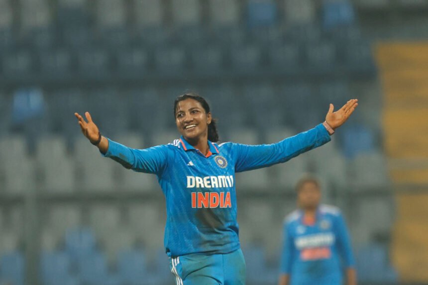 त्रिकोणीय सीरीज में भारत की रोमांचक जीत: दक्षिण अफ्रीका को 15 रनों से हराकर शीर्ष पर पहुंची टीम इंडिया