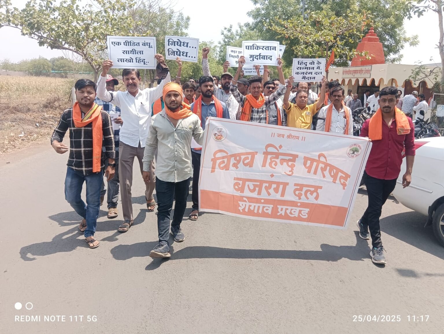 विश्व हिंदू परिषद बजरंग दल सर्वपक्षीय नेते हिंदुत्ववादी संघटना व सकल हिंदू समाज यांच्या वतीने तहसीलदार यांच्यामार्फत महामहीम राष्ट्रपती यांना निवेदन देण्यात आले