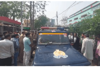 ब्रेकिंग न्यूज़ रामपुर जिला रामपुर की तहसील शाहबाद में दान पत्र की ज़मीन को लेकर एक ही परिवार के दो पक्ष आमने-सामने आ गए तहसील परिसर ओर ग्रामीण न्यायालय में जमकर लात घूंसे और महिलाओं ने जूतियां बरसाई मार पिटाई का यह लाइव वीडियो सोशल मीडिया पर वायरल हो रहा है,,