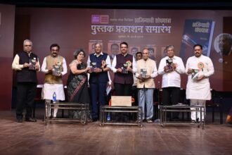 प्रशांत पोळ लिखित 'खजिन्याची शोधयात्रा' या पुस्तकाचे प्रकाशन मुख्यमंत्री देवेंद्र फडणवीस यांच्या हस्ते बालगंधर्व रंगमंदिर,