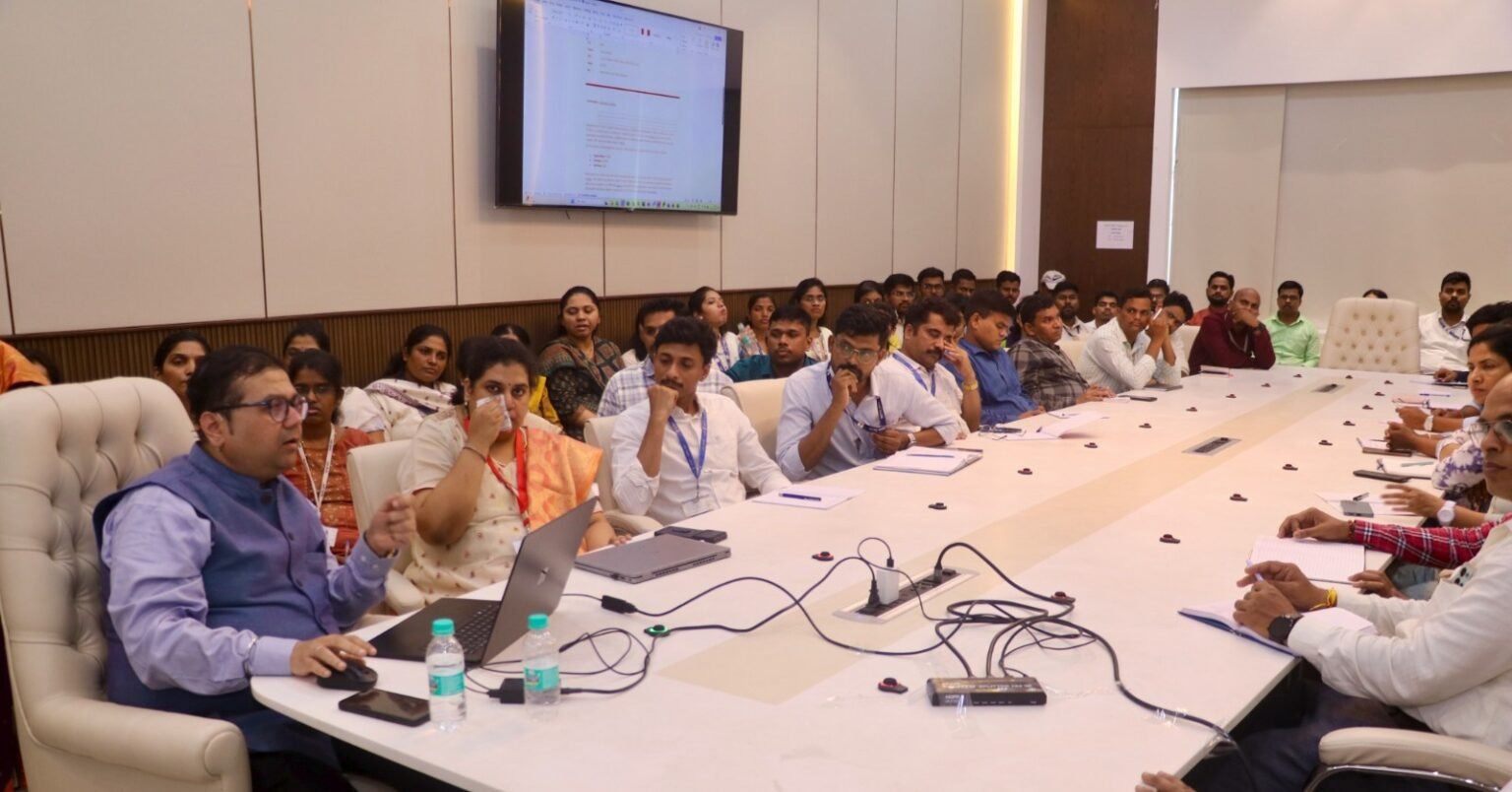"प्रशासकीय कार्यक्षमतेसाठी माहिती तंत्रज्ञानाचा प्रभावी वापर आवश्यक" – मायक्रोसॉफ्टचे मंदार कुलकर्णी