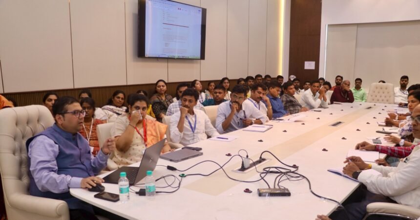 "प्रशासकीय कार्यक्षमतेसाठी माहिती तंत्रज्ञानाचा प्रभावी वापर आवश्यक" – मायक्रोसॉफ्टचे मंदार कुलकर्णी