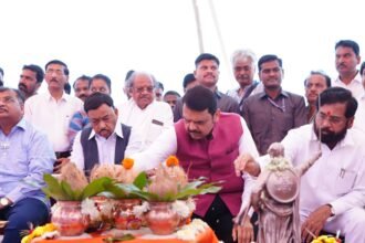राजकोट किल्ला, सिंधुदुर्ग मुख्यमंत्री देवेंद्र फडणवीस यांनी किल्ले राजकोट, सिंधुदुर्ग येथे छत्रपती शिवाजी महाराज यांच्या पुतळ्याचे पूजन करून श्री शिव आरती केली. यावेळी उपमुख्यमंत्री एकनाथ शिंदे, खासदार नारायण राणे, मंत्री शिवेंद्रसिंह भोसले, मंत्री नितेश राणे, राज्यमंत्री इंद्रनील नाईक,