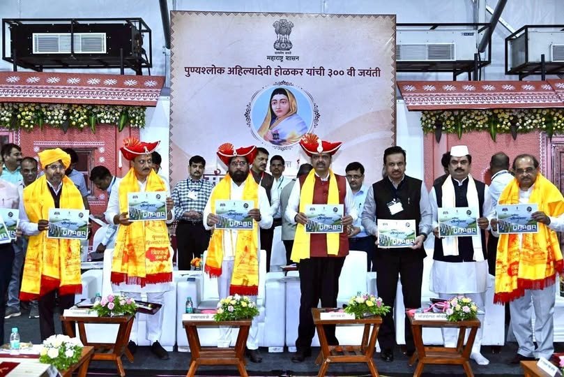 #चौंडी येथील मंत्रिपरिषद बैठकीत मुख्यमंत्री देवेंद्र फडणवीस यांच्या हस्ते जिल्हा जलसंधारण अधिकारी निर्मित आणि जिल्हा माहिती कार्यालयाने संपादित केलेल्या 'पाणीदार अहिल्यानगर' पुस्तिकेचे प्रकाशन करण्यात आले.