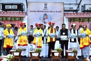 #चौंडी येथील मंत्रिपरिषद बैठकीत मुख्यमंत्री देवेंद्र फडणवीस यांच्या हस्ते जिल्हा जलसंधारण अधिकारी निर्मित आणि जिल्हा माहिती कार्यालयाने संपादित केलेल्या 'पाणीदार अहिल्यानगर' पुस्तिकेचे प्रकाशन करण्यात आले.