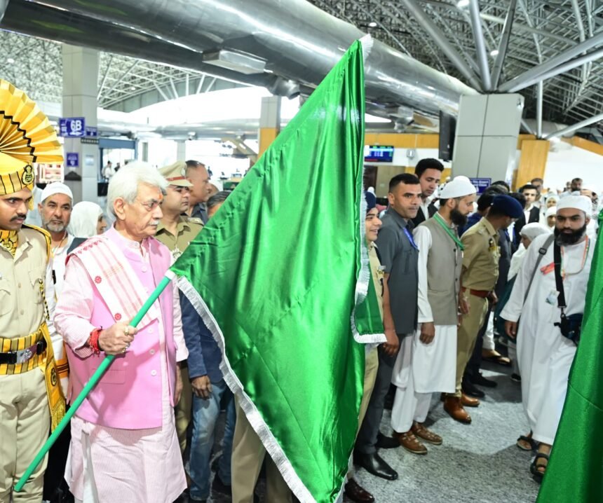 श्रीनगर अंतरराष्ट्रीय हवाई अड्डे से जम्मू-कश्मीर केंद्रशासित प्रदेश के पहले हज जत्थे को रवाना किया गया