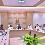 वर्षा निवासस्थानी मुख्यमंत्री देवेंद्र फडणवीस यांच्या अध्यक्षतेखाली झालेल्या नागरी सुरक्षेसंदर्भातील समन्वय बैठकीला उपमुख्यमंत्री एकनाथ शिंदे, उपमुख्यमंत्री अजित पवार, मुख्य सचिव सुजाता सौनिक, पोलीस महासंचालक रश्मी शुक्ला आदी उपस्थित होते.