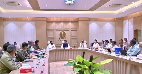 वर्षा निवासस्थानी मुख्यमंत्री देवेंद्र फडणवीस यांच्या अध्यक्षतेखाली झालेल्या नागरी सुरक्षेसंदर्भातील समन्वय बैठकीला उपमुख्यमंत्री एकनाथ शिंदे, उपमुख्यमंत्री अजित पवार, मुख्य सचिव सुजाता सौनिक, पोलीस महासंचालक रश्मी शुक्ला आदी उपस्थित होते.